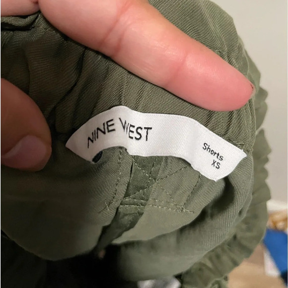 Nine West green paperback shorts size XS - Picture 5 of 7